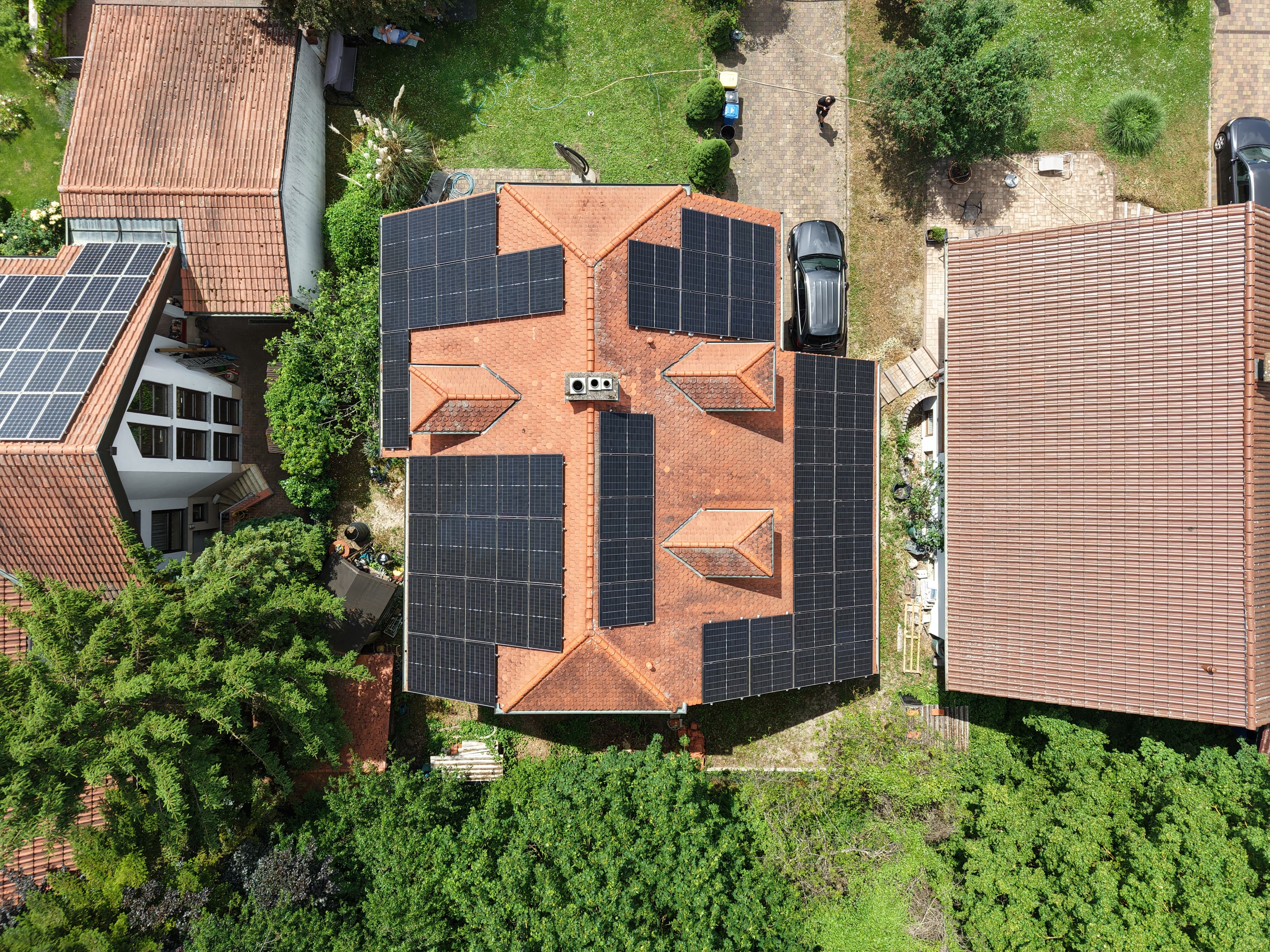 Photovoltaikanlage auf einem Ziegeldach aus der Vogelperspektive